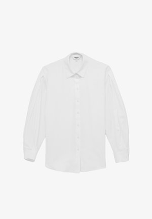 Weißes langärmeliges Hemd zum Knöpfen mit klassischem Kragen, geknöpften Manschetten und geradem Saum, flach auf einem weißen Hintergrund liegend.
