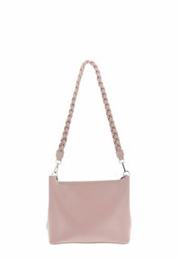 Sac à main en cuir rose avec une bandoulière tressée et des ferrures argentées, présentant une forme rectangulaire simple et une texture lisse.