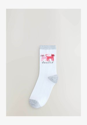 Calcetín blanco de algodón con un puño y punta en gris claro. Presenta tres gatos en rosa y rojo con un corazón, y el texto "Amo a los gatos" debajo.