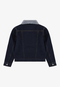 Giacca di jeans blu scuro con colletto in finta pelliccia grigia, caratterizzata da un taglio classico, polsini con bottoni e dettagli cuciti sul retro.