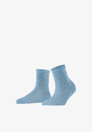 Zwei hellblaue Knöchelsocken mit strukturiertem Strickmuster und weißen Sprenkeln, nebeneinander dargestellt.