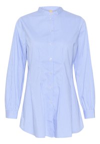 Ljusblå randig blus med hög krage, knappstängning framtill och långa ärmar med elastiska manschetter. Tillverkad av ett mjukt, lätt tyg.