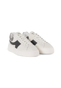Sneaker in pelle bianca e grigia con suola bianca spessa, caratterizzati da un accento laterale nero e lacci piatti. Superfici lisce e testurizzate.