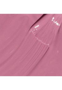 Rosa Nagellack mit glänzendem Finish, der eine glatte Textur und reflektierende Eigenschaften zeigt. Subtile Farbvariationen sind sichtbar.
