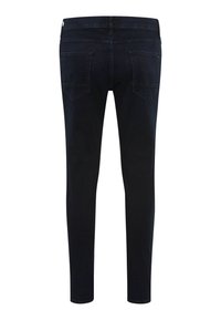 Jeans skinny in denim scuro con una texture liscia, dotati di due tasche posteriori e una vita standard. Il colore è un indaco profondo.