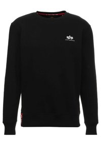 Sudadera negra de mezcla de algodón, con cuello redondo, mangas largas y un logo en el pecho con una etiqueta roja en el lateral.