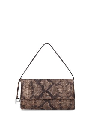 Pochette à motif peau de serpent marron et noir avec une fine bandoulière et un détail de logo argenté sur le rabat avant.