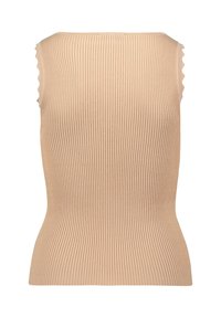 Débardeur beige à côtes avec une coupe ajustée, présentant des bords festonnés aux épaules et un tissu lisse et texturé.
