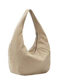 Beżowa torba hobo wykonana z miękkiego materiału, z zakrzywionym kształtem, zamkiem błyskawicznym oraz wytłoczonym logo po boku.