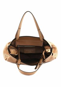 Tan leren handtas met een gestructureerde afwerking, contrasterende zwarte stiksel, dubbele handvatten en een rits hoofdcompartiment met een binnenzak.