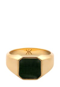 Guldfärgad ring med en oktagonal grön sten med en texturerad yta, infattad i ett slätt band. Märkt med en logo på insidan.