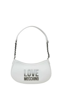 Biała skórzana torebka o zakrzywionym kształcie, z błyszczącym srebrnym logo "LOVE MOSCHINO" i paskiem akcentowanym łańcuszkiem. Gładka tekstura.