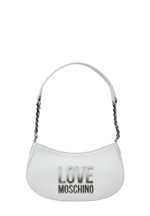 Hvid læder håndtaske med en buet form, der har et skinnende sølv "LOVE MOSCHINO" logo og en rem med kæde-detaljer. Glat tekstur.