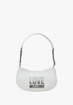 Valkoinen nahkainen käsilaukku, jossa on kaareva muoto, varustettuna kiiltävällä hopeisella "LOVE MOSCHINO" -logolla ja ketjuilla koristellulla hihnalla. Sileä pinta.