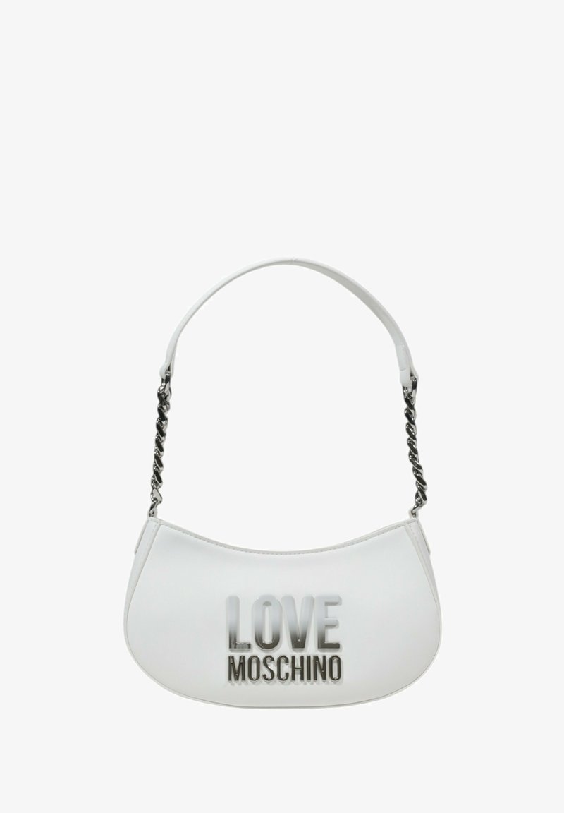 Biała skórzana torebka o zakrzywionym kształcie, z błyszczącym srebrnym logo "LOVE MOSCHINO" i paskiem akcentowanym łańcuszkiem. Gładka tekstura.