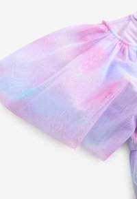 Jupe tutu pastel violette et rose avec des points argentés pailletés et une ceinture élastique froncée sur fond blanc.