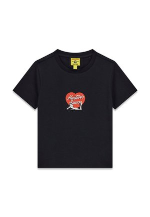 T-shirt noir à manches courtes avec un motif cœur rouge et texte blanc « Hysteric Guess », avec une illustration d'une femme allongée au centre.
