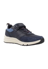 Chaussure de sport marine avec des panneaux en cuir et en daim, sangle réglable, bout rond et semelle blanche rembourrée ; présente des détails d'accent en bleu.