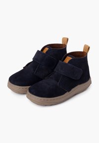 Stivali alla caviglia in suede blu navy con chiusura a strappo in velcro, dettagli in beige, suola in gomma e cuciture sui bordi.