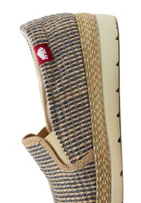 Zapato deslizable de tela tejida en azul y marrón, con parte superior texturizada, un parche de logo rojo y una suela de goma de color claro.