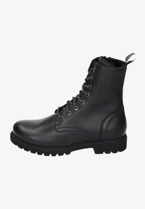 Czarne skórzane botki za kostkę o gładkim wykończeniu, okrągłym nosku, metalowymi oczkami i czarnymi sznurówkami. Posiadają wytrzymałą gumową podeszwę dla lepszej przyczepności.