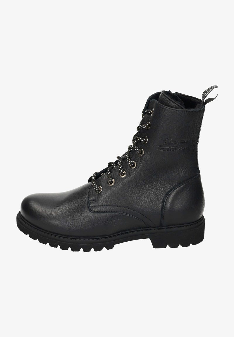 Botín negro de cuero hasta el tobillo con un acabado suave, puntera redonda, ojales de metal y cordones negros. Presenta una suela de goma resistente para mayor tracción.