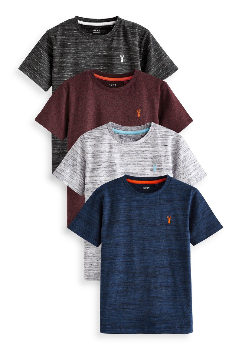 Fyra kortärmade t-shirts staplade. Färger: svart med vita detaljer, vinröd med orange accenter, grå med ljusblå och marinblå med orange logotyp.