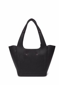 Bolsa de tote negra texturizada con dos asas, parte superior abierta y bolsillo frontal con tachuelas metálicas como acentos.