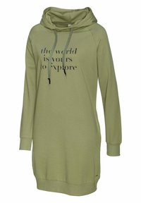 Olivegrünes Hoodie-Kleid mit einer geräumigen Kapuze, frontaler Kängurutasche, langen Ärmeln und bedrucktem Text: "Die Welt gehört dir zum Erkunden."