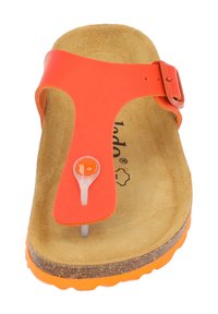 Orange tongsandal med en mjuk fotbädd, justerbar rem och en klar detalj nära tån. Texturerad innersula och korkyttersula.