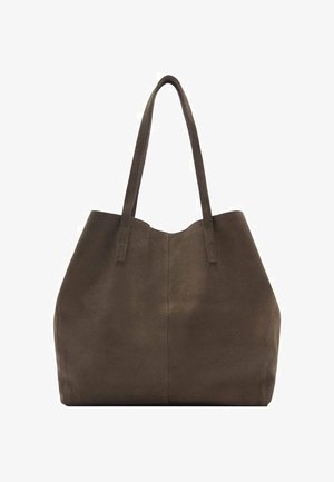 Sac fourre-tout en suède marron avec deux longues poignées, présentant un large haut ouvert et une forme légèrement conique, texture lisse et sans matériel visible.