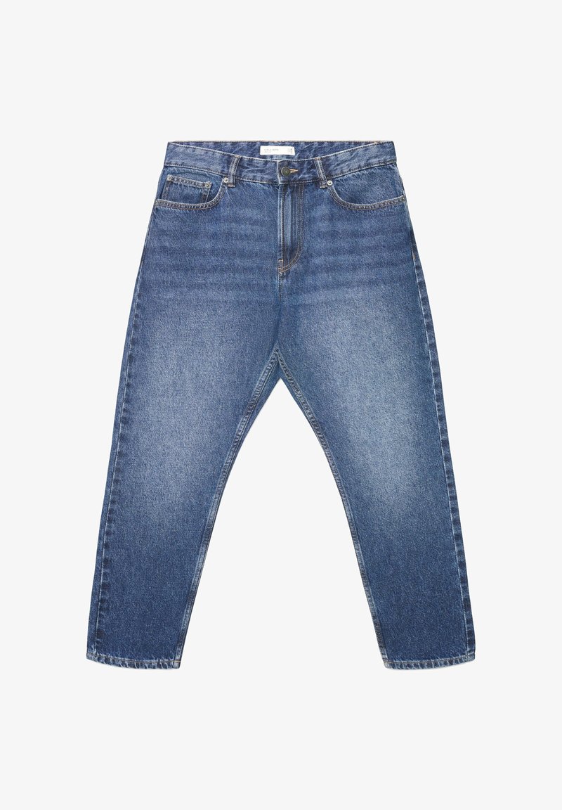 Jeans in denim con lavaggio dal blu chiaro al medio, con gambe dritte, design a cinque tasche e chiusura con bottone. Texture liscia con cuciture morbide.