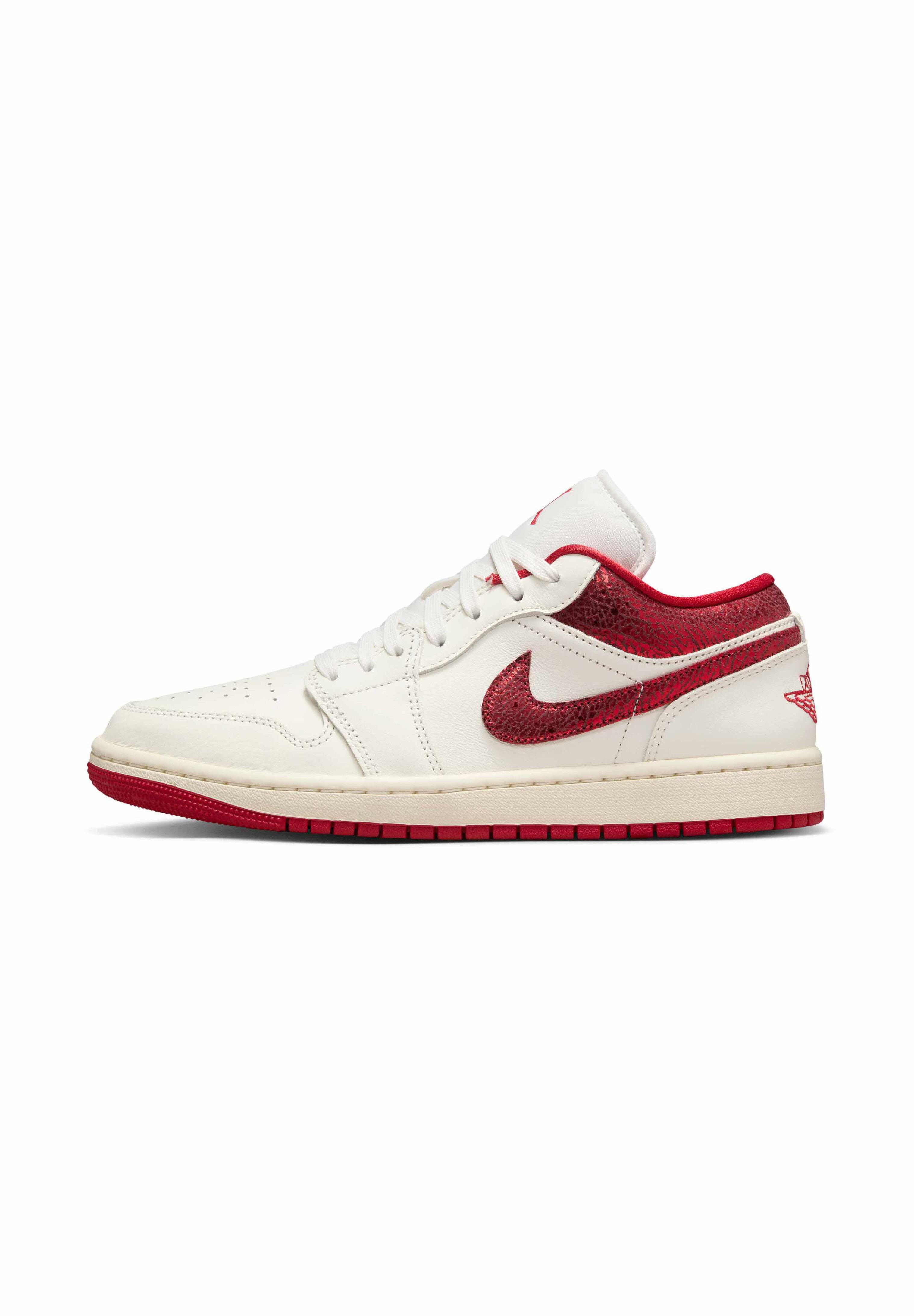 AIR JORDAN 1 LOW SE - Tenisky - sail/varsity red team red