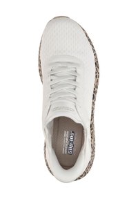 Biały, wsuwany but z siateczki z fakturowaną cholewką i podeszwą w panterkę. Posiada ozdobę w formie sznurowadeł oraz wkładkę z pianki memory dla komfortu.