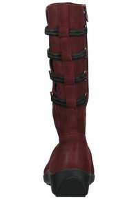 Botas de cuero burdeos hasta la rodilla con acentos negros, que cuentan con tiras verticales y una cremallera lateral, suela de goma texturada para mayor agarre.