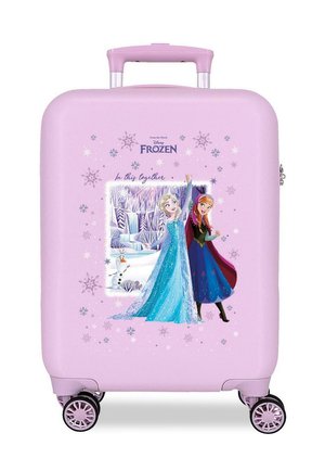 Maleta rosa con Elsa, Anna y Olaf de Frozen, diseños de copos de nieve y texto "Juntos en esto" en el frente. Cuatro ruedas y un asa.