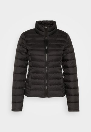 Giacca a vento nera con motivo trapuntato orizzontale, colletto alto e cerniera frontale. Tessuto liscio e lucido con maniche lunghe e polsini elasticizzati.