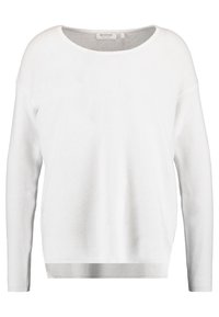 Suéter blanco de punto con mangas largas, escote redondo y patrón texturizado. Corte suelto con dobladillo recto y detalles sutiles de ribetes en puños y dobladillo.