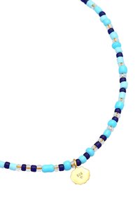 Kleurvolle kralenketting met lichtblauwe, donkerblauwe en heldere kralen, met een gouden hanger gemarkeerd met "925", wat aangeeft dat het van zilver is.