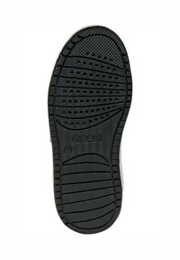 Suola di scarpa in gomma nera con motivi di battistrada testurizzati, inclusi design circolari e ondulati. Presenta aree perforate per la traspirabilità.