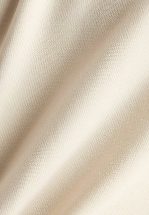 Tissu beige clair avec un fin motif en diagonale, texture lisse et subtil éclat. Le matériau semble doux et flexible.