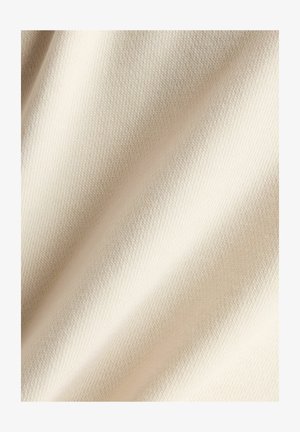 Lys beige stof med et fint skråstrik mønster, glat tekstur og subtil glans. Materialet ser blødt og fleksibelt ud.