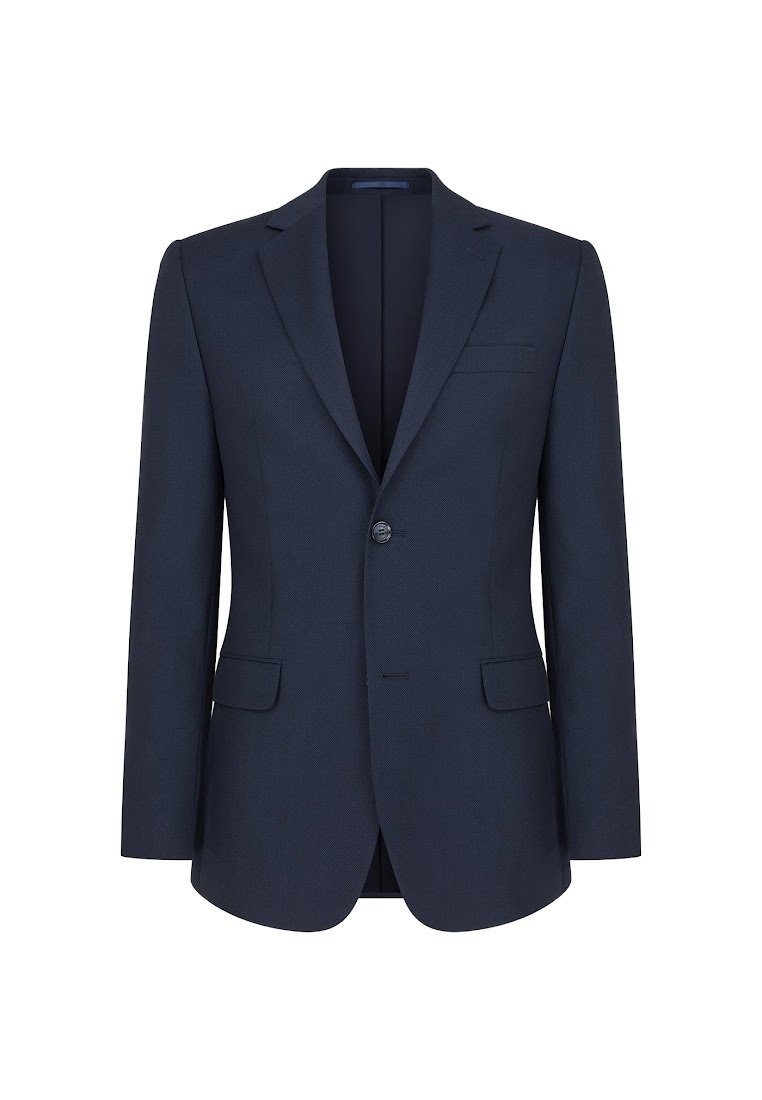 Granatowa marynarka męska zapinana na jeden guzik, z klapami typu notch, z dwoma przednimi kieszeniami z patkami oraz kieszenią na piersi, wyeksponowana na białym tle.