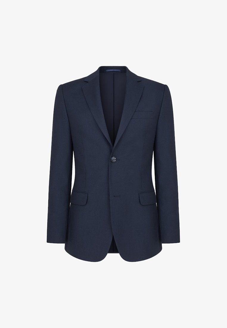 Granatowa marynarka męska zapinana na jeden guzik, z klapami typu notch, z dwoma przednimi kieszeniami z patkami oraz kieszenią na piersi, wyeksponowana na białym tle.