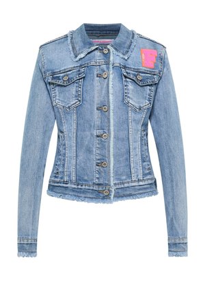 Lichtblauwe spijkerjack met twee borstzakken, zilveren knopen, rafelige zoom en een roze 'F' patch op de schouder. Klassieke kraag en lange mouwen.