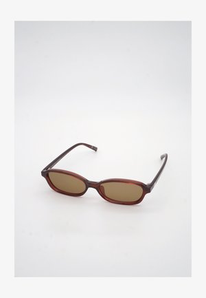 Hnědé obdélníkové sluneční brýle s tenkými tmavě hnědými nožičkami, které odpočívají na bílém povrchu.