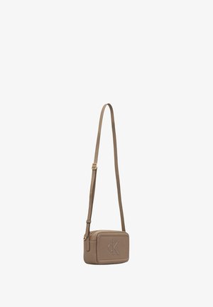Crossbody taske i beige kunstlæder, rektangulær form, justerbar rem, præget logo på fronten, guldfarvede beslag, lynlåslukning.