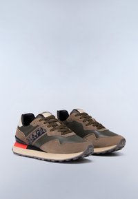 Sneakers w połączeniu brązowych i zielonych zamszowych oraz skórzanych elementów, z czarnym logo i czerwonym akcentem na podeszwie. Płaskie sznurowadła i gumowa podeszwa.