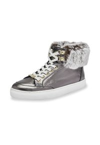 Sneaker alta in pelle grigia metallica con colletto in pelliccia sintetica, lacci bianchi, dettagli in ottone dorato e suola in gomma testurizzata.