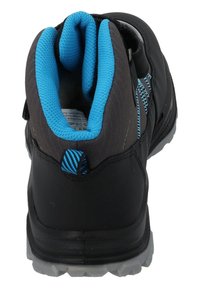 Schwarzer Sportschuh mit texturiertem Obermaterial, gepolstertem blauen Kragen und Gummisohle. Verfügt über einen Zugtab und kontrastierende Nähdetails.